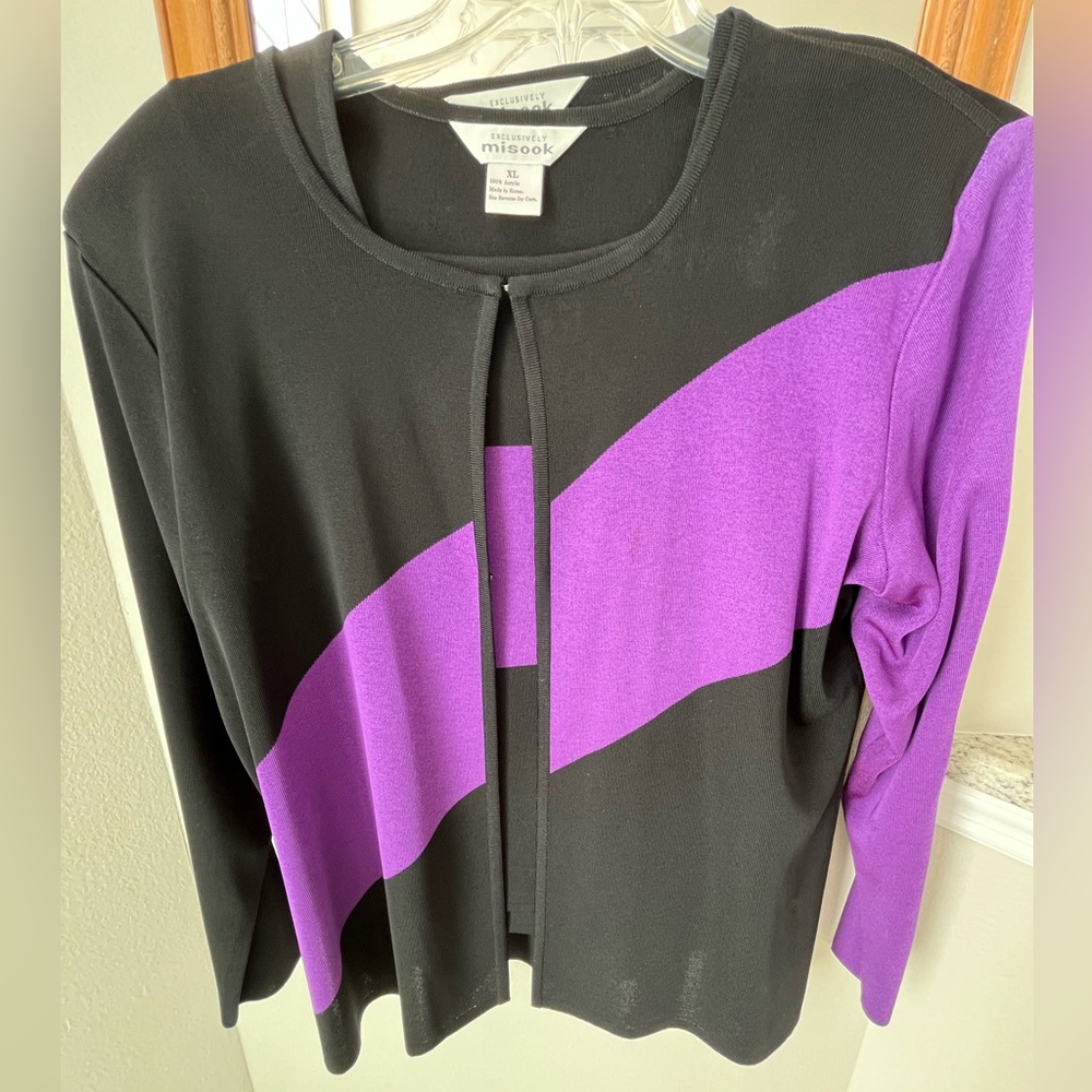 Misook 2-tone 2-piece set. Great condition no snags or holes.